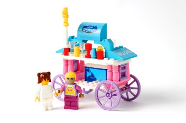 Oyuncak ev modeli üzerinde