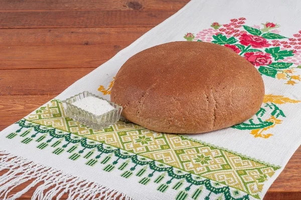 Pane di segale fresco sul vecchio tavolo di legno — Foto Stock