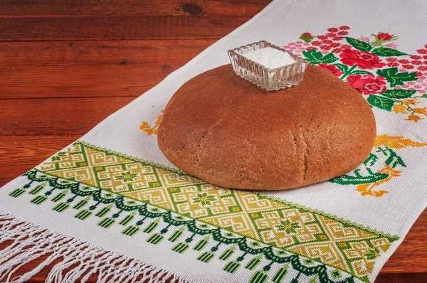Pane di segale fresco sul vecchio tavolo di legno — Foto Stock