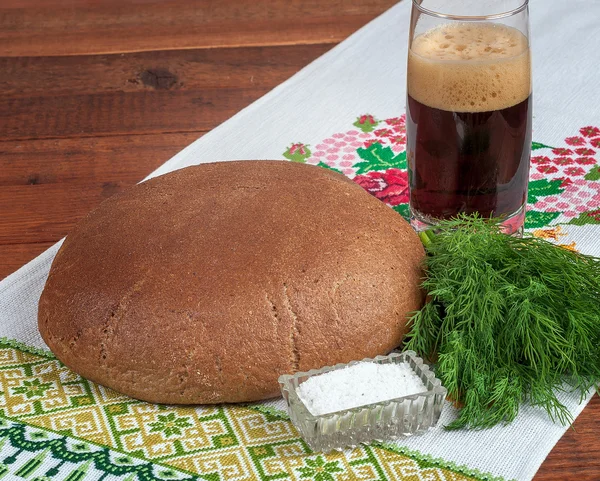 Pane di segale fresco sul vecchio tavolo di legno — Foto Stock