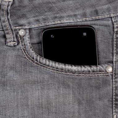 ahşap arka plan üzerinde eski kot pantolon cebinde Smartphone