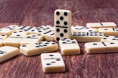 Kahverengi tahta arka planda domino taşları