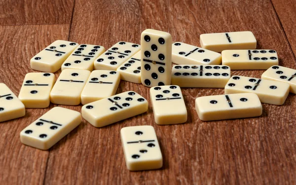 Dominostycken på den bruna trä bord bakgrund — Stockfoto
