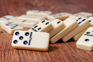 Kahverengi tahta arka planda domino taşları