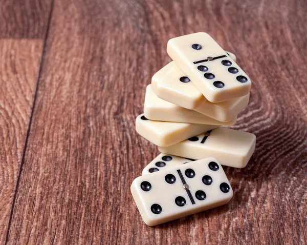 Kahverengi tahta arka planda domino taşları