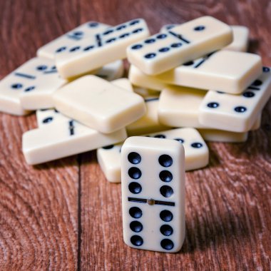 Kahverengi tahta arka planda domino taşları