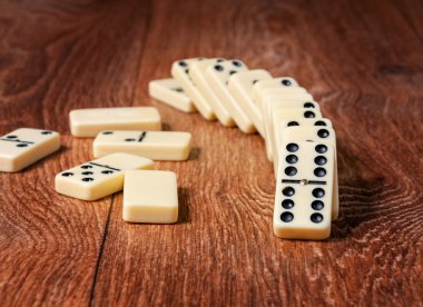 Kahverengi tahta arka planda domino taşları