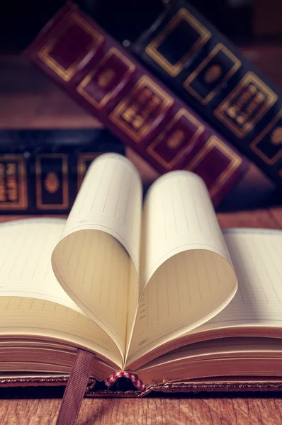 kitap sayfa kitaplığı kökenli kalp şeklinde