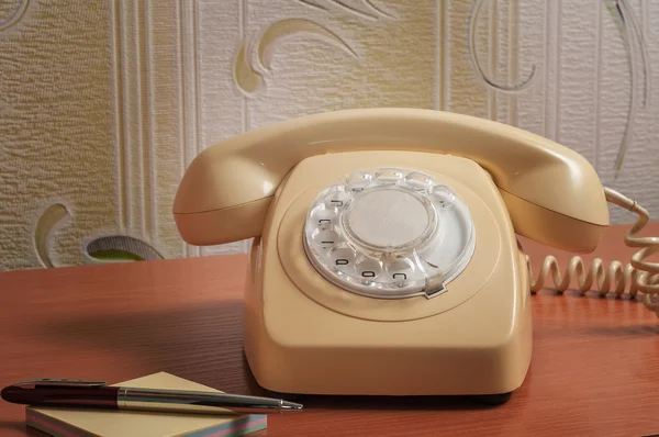 Teléfono retro en mesa de madera en el fondo del gradiente delantero — Foto de Stock