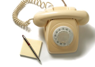 Beyaz arka plan üzerinde izole retro sarı telefon