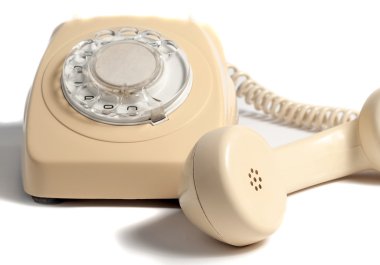 Beyaz arka plan üzerinde izole retro sarı telefon