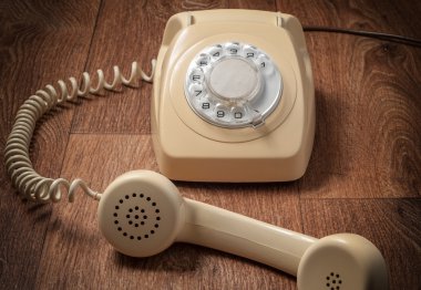 Retro telefon açık degrade arka plan ahşap tablo