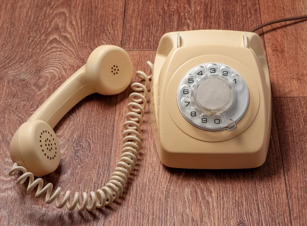 Telefone retro na mesa de madeira em fundo gradiente frontal — Fotografia de Stock