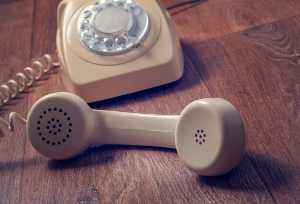 Retro telefon na dřevěný stůl v přední barevných přechodů — Stock fotografie