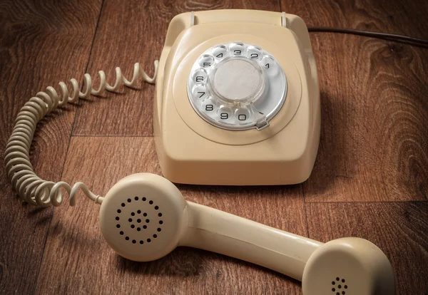 Retro telefon na dřevěný stůl v přední barevných přechodů — Stock fotografie