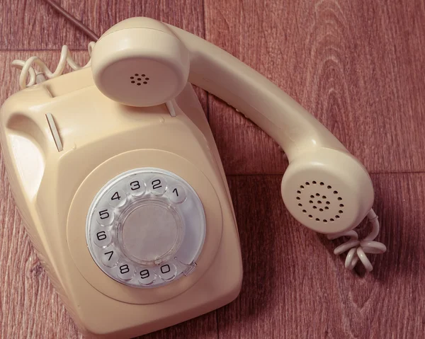 Retro-Telefon auf Holztisch vor dem Hintergrund des Gefälles — Stockfoto