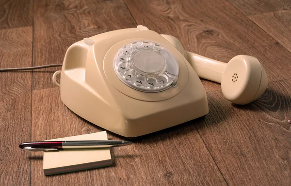 Retro telefon açık degrade arka plan ahşap tablo