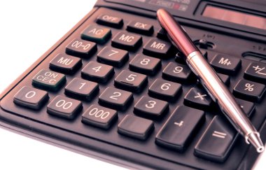 Beyaz arkaplanda izole edilmiş hesap makinesi ve kalem