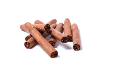 Beyaz arka plan üzerinde kahverengi puro yaktı