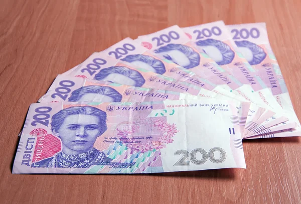 木製テーブルの上 200 hryvnias のウクライナの紙幣 ロイヤリティフリーのストック画像