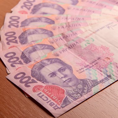 Ahşap bir masa üzerinde iki yüz hryvnias için Ukraynalı banknotlar