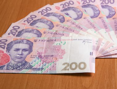 Ahşap bir masa üzerinde iki yüz hryvnias için Ukraynalı banknotlar