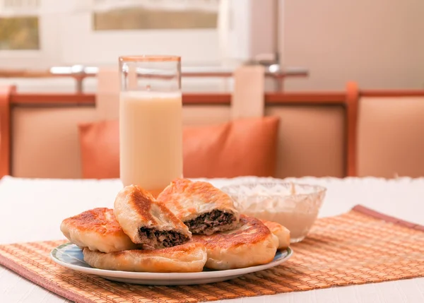 Украинские домашние мясные пироги на тарелке — стоковое фото