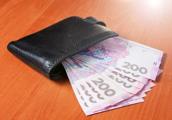 黒の財布に 200 ウクライナ グリブナ紙幣 ロイヤリティフリーのストック画像