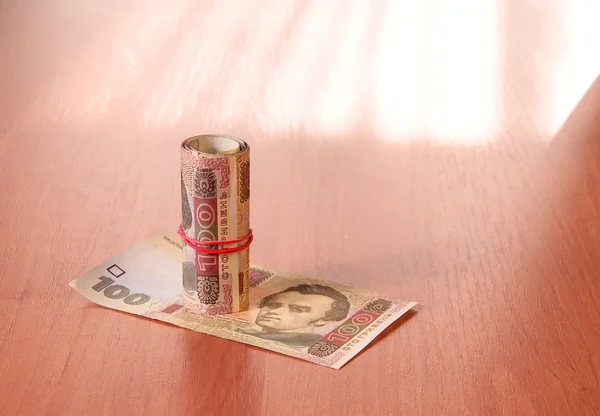 银行卷的乌克兰格里夫纳汇率在桌子上 — 图库照片