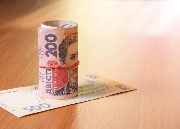 银行卷的乌克兰格里夫纳汇率在桌子上 — 图库照片