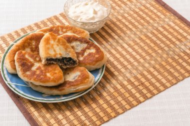 Ukrayna ev yapımı etli turtalar bir plaka üzerinde