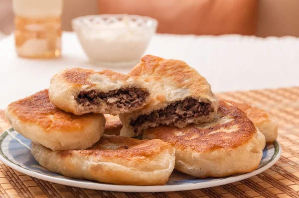 Ukrayna ev yapımı etli turtalar bir plaka üzerinde