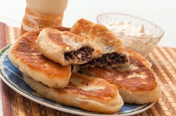 Украинские домашние мясные пироги на тарелке — стоковое фото
