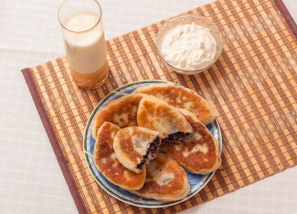 Ukrainian homemade meat pies on a plate — Stock Photo, Image