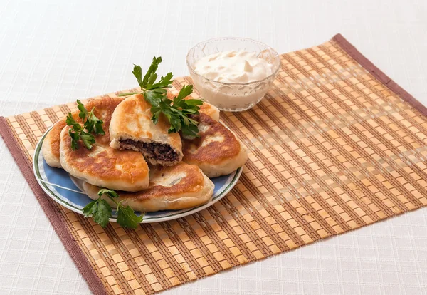 ウクライナの自家製肉パイ皿の上 ストック写真