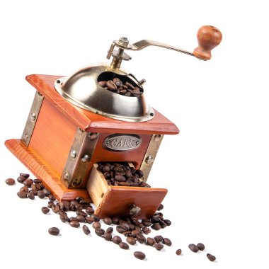 kahve öğütücü ile kahve çekirdekleri, üzerinde beyaz izole