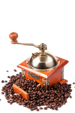 kahve öğütücü ile kahve çekirdekleri, üzerinde beyaz izole