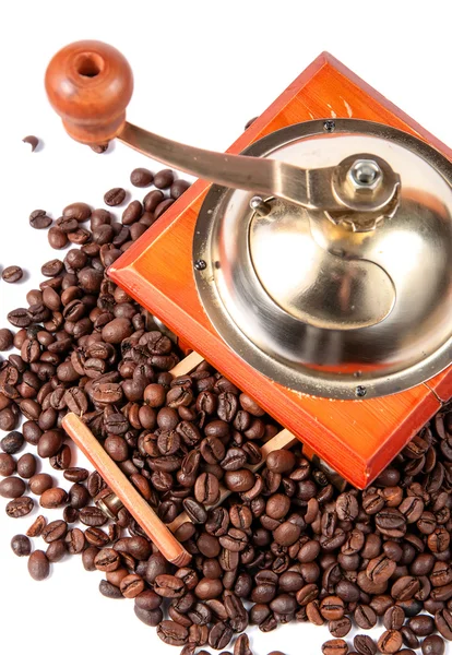 Molinillo de café con granos de café, aislado en blanco —  Fotos de Stock