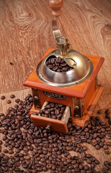 Vintage manual coffee grinder with beans — Stock Photo, Image