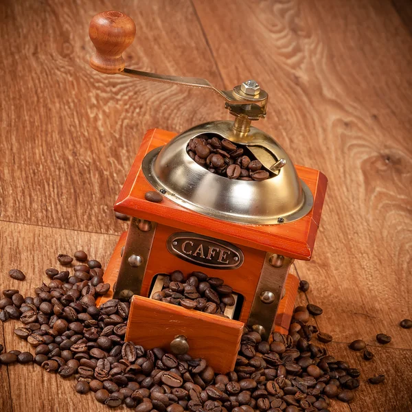 Vintage manual coffee grinder with beans — Stock Photo, Image