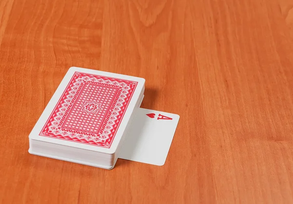 Старі ігрові картки на дерев'яному фоні — стокове фото