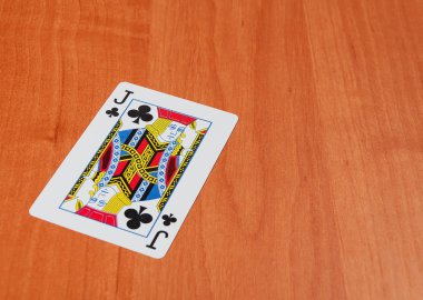 Ahşap arka plan üzerinde plastik poker kartları