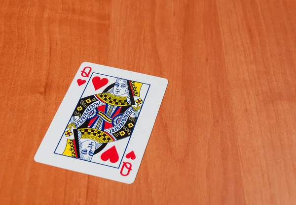 Jogar cartas na mesa de madeira, close-up — Fotografia de Stock