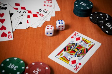 Poker fişleri ve genel oyun kartları