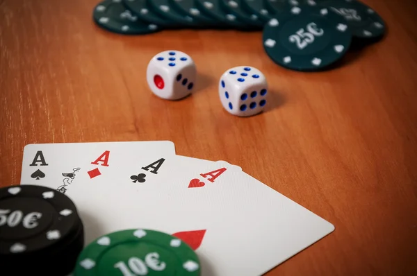 Poker fişleri ve genel oyun kartları — Stok fotoğraf