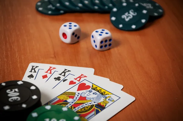 Poker fişleri ve genel oyun kartları — Stok fotoğraf