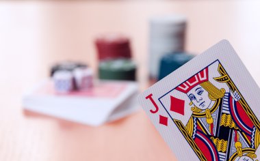 Poker fişleri ve genel oyun kartları