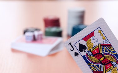 Poker fişleri ve genel oyun kartları