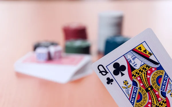 Żetony do pokera i ogólny karty do gry — Zdjęcie stockowe