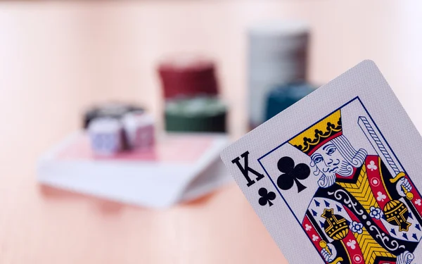 Poker žetony a generické hrací karty — Stock fotografie